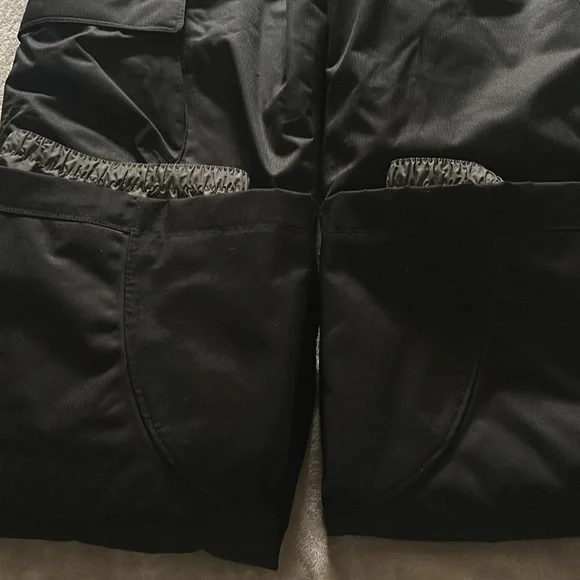 Patagonia ski pants. Worn 1x. No rips or defects. They fit 10/12 pant size. - Picture 4 of 6